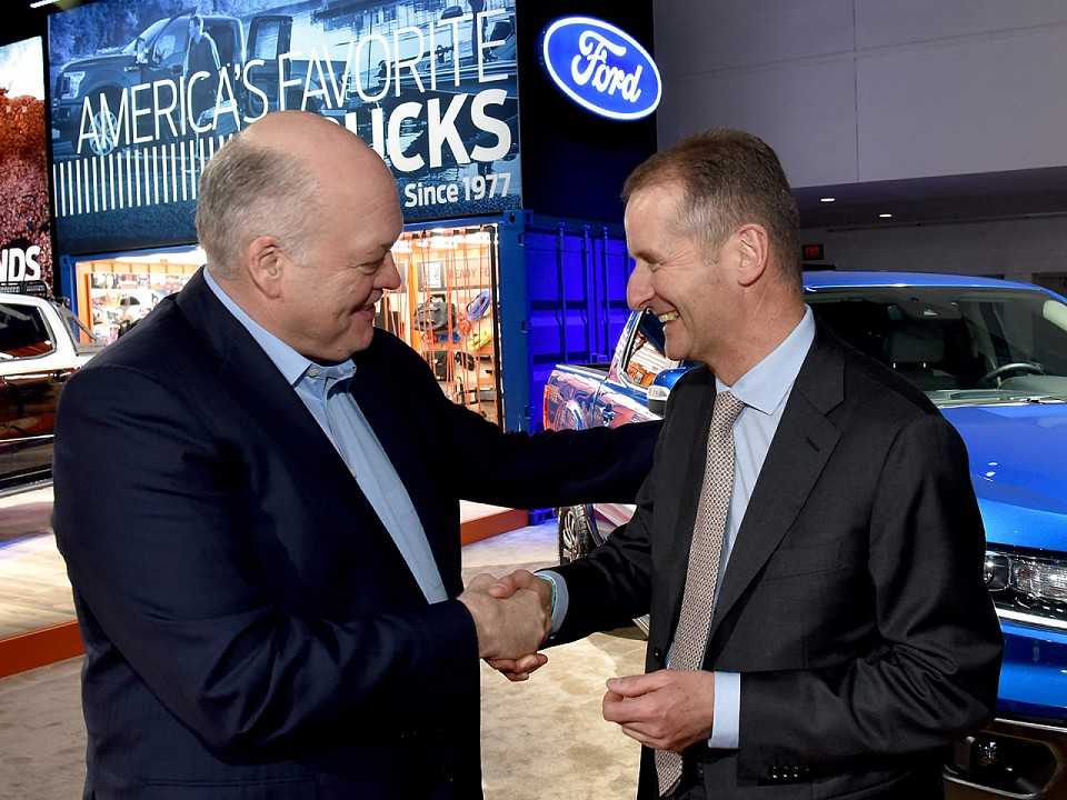 Jim Hackett (esquerda), CEO da Ford, e Herbert Diess, CEO da Volkswagen, anunciam nova aliança global