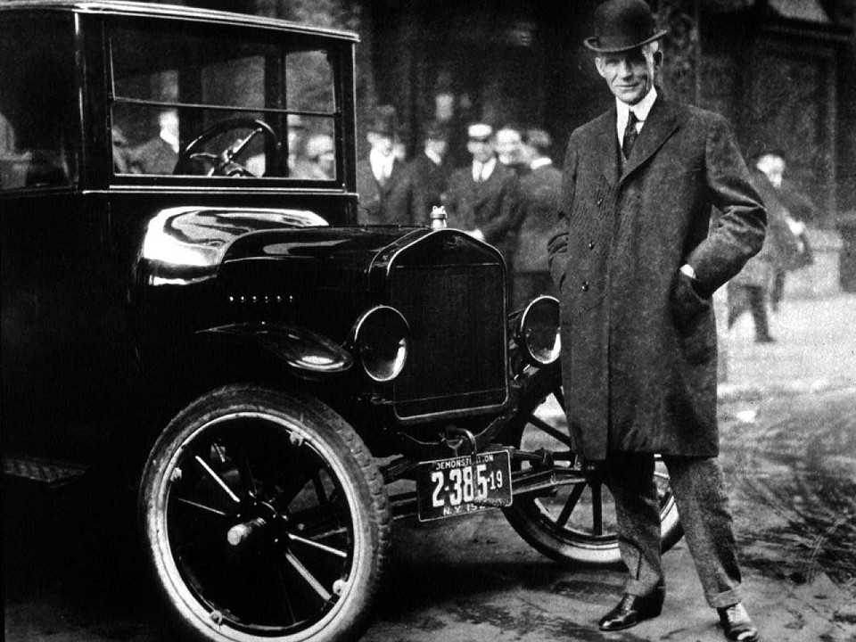 Henry Ford ao lado de um dos primeiros modelos da marca: a lógica de produzir muito para baratear os produtos não vale no Brasil