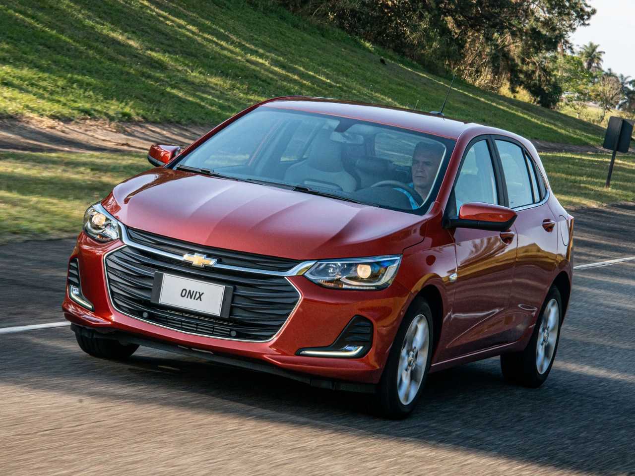 Teste: Chevrolet Onix Plus é mais rápido, econômico e barato que o VW Virtus