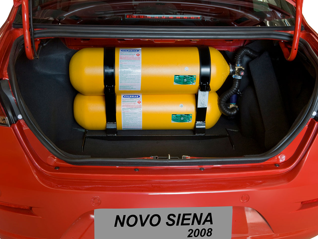 Cilindros de gás ocupavam espaço no porta-malas do Fiat Siena Tetrafuel