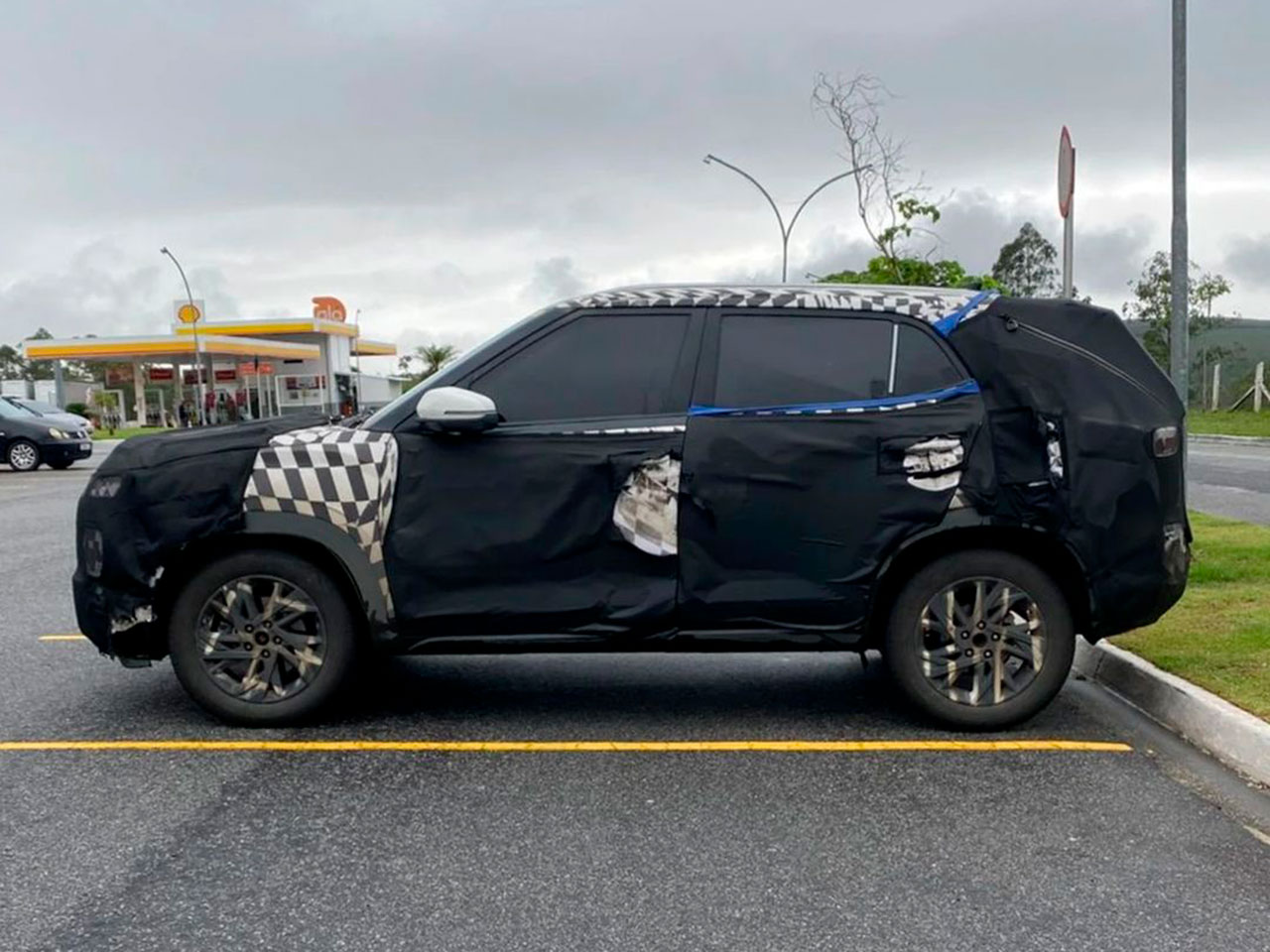 Hyundai Creta de sete lugares flagrado no Brasil