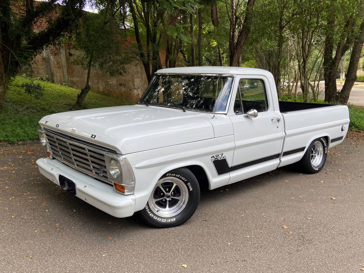 Ford F100 com motor V8 de 7 litros de cilindrada, o mesmo usado no GT40 e nos modelos da NASCAR