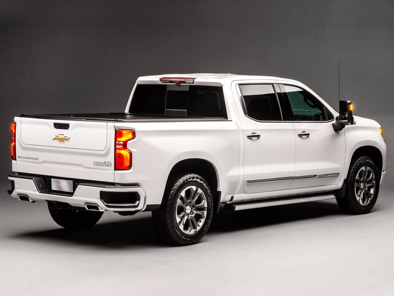 Chevrolet SIlverado chega  linha 2025 com novidades na tampa da caamba