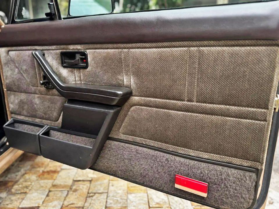 ChevroletCaravan 1987 - portas