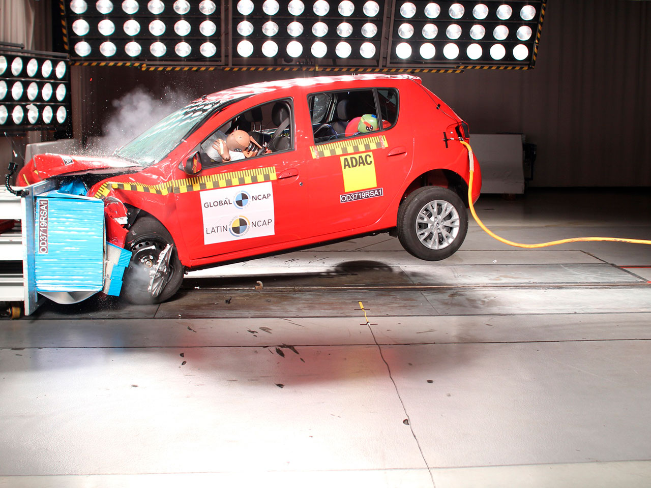 Renault Sandero durante teste de impacto frontal no Latin NCAP