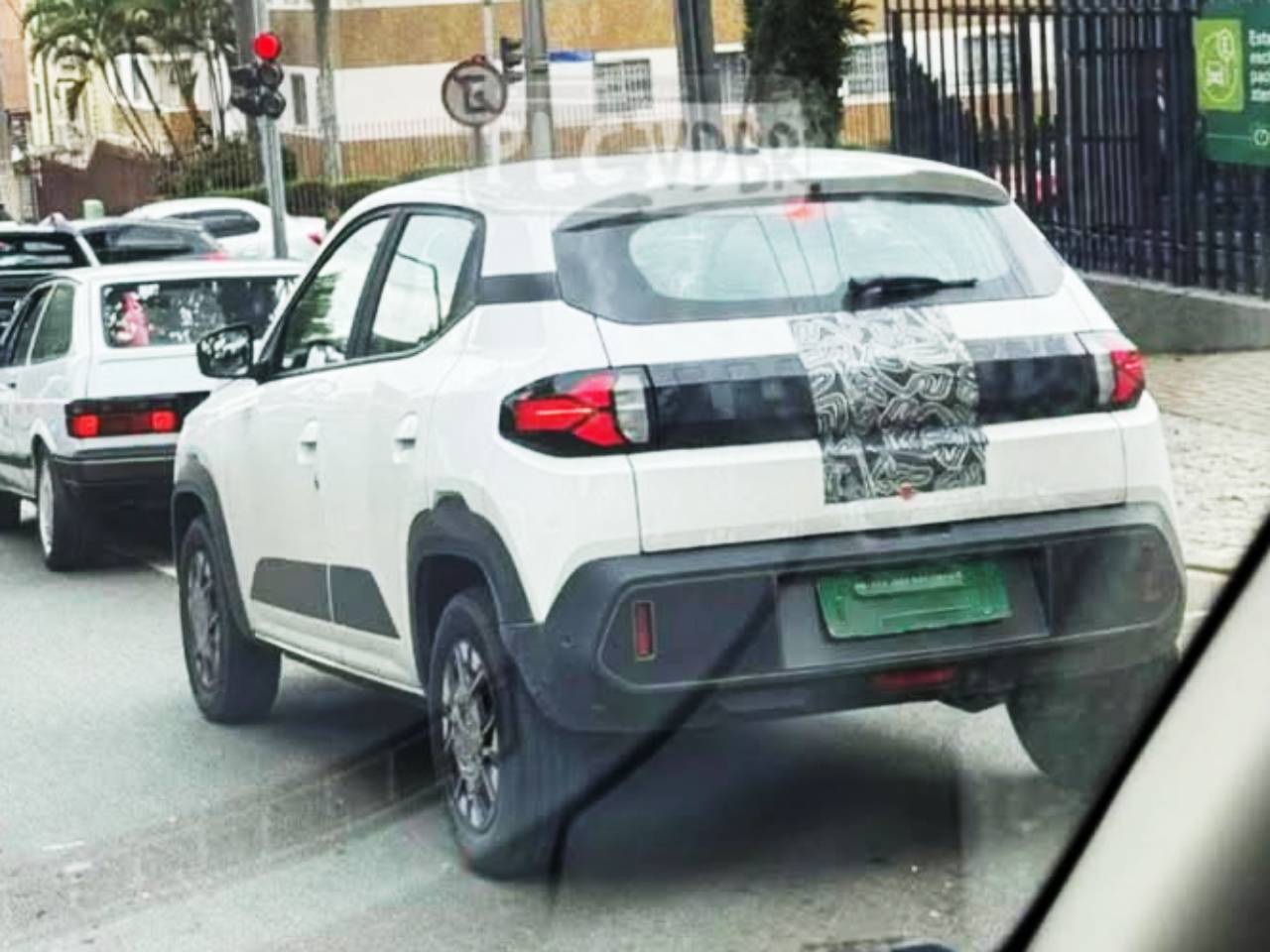 Renault Kwid E-Tech  visto quase sem disfarces em Curitiba (PR) antes da estreia, no 1 semestre de 2025