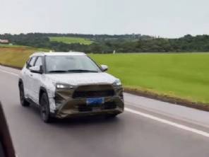 Flagra! Toyota testa Yaris Cross com disfarces antes da estreia em 2025