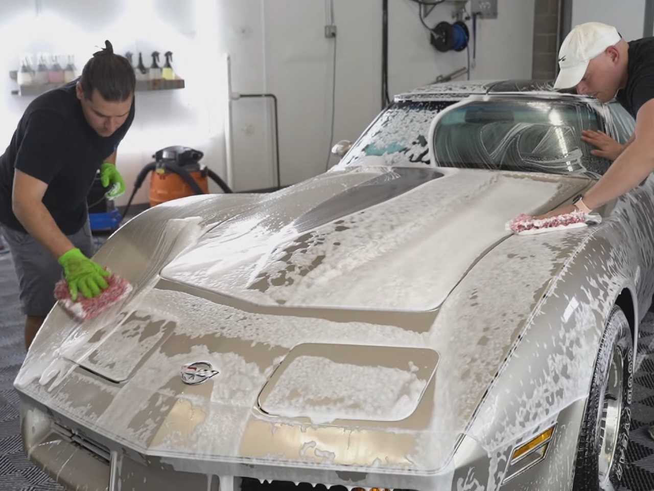 Raro Chevrolet Corvette 1982 Collector Edition rodou apenas um pouco mais de 50 km desde que saiu da loja