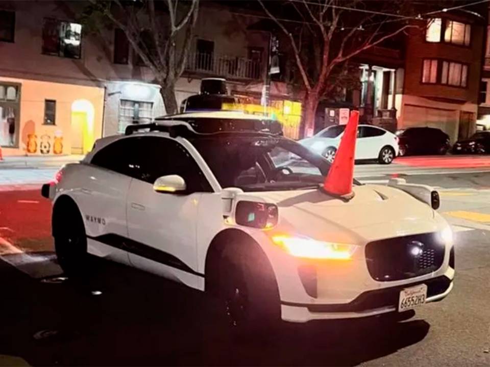 Táxi autônomo de São Francisco (EUA) é alvo de protestos