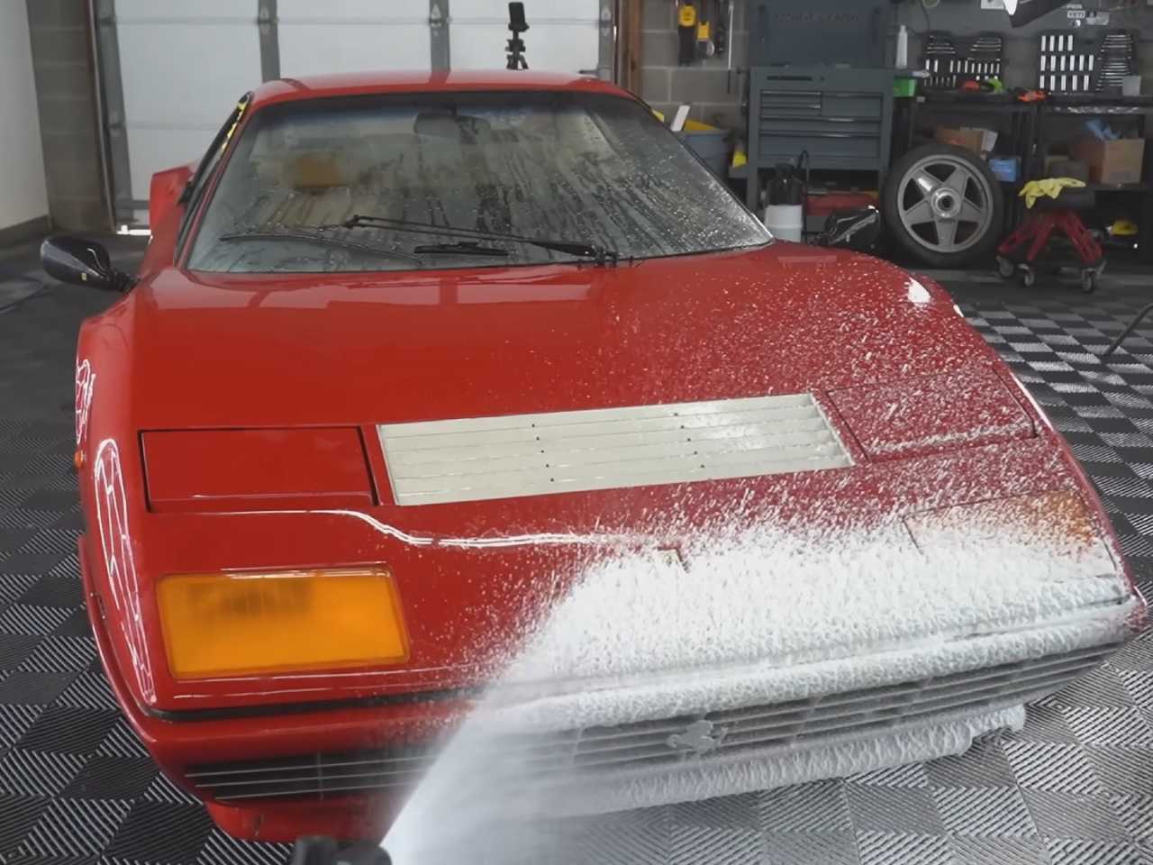 Ferrari 512 BB de 1981 passa por uma lavagem detalhada depois de quase 30 anos parada