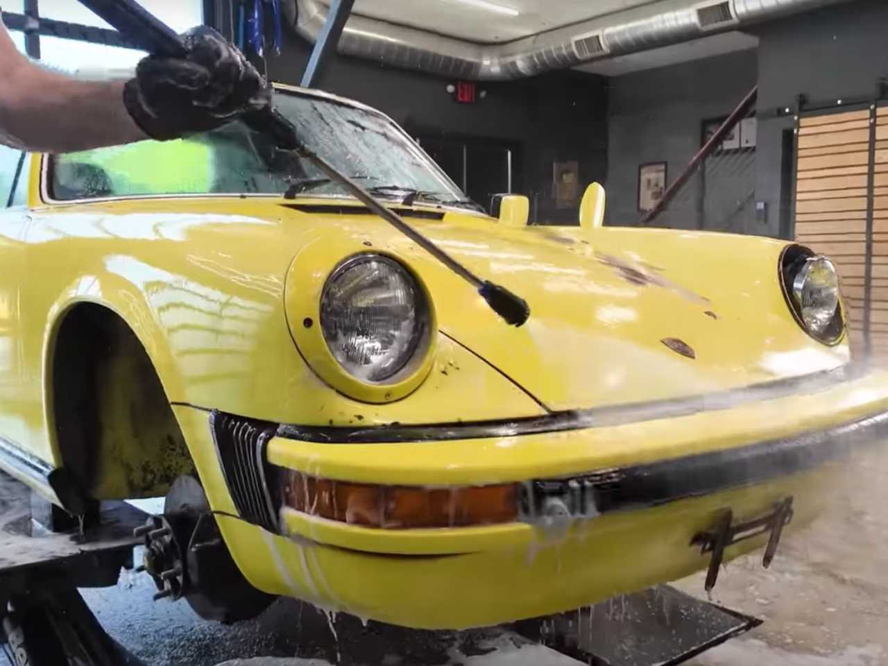 Porsche 911 Targa 1978 recebe lavagem detalhada depois de 20 anos de abandono