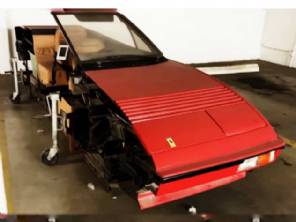 Ferrari Mondial  encontrada partida ao meio em garagem subterrnea