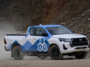 Toyota faz testes finais na Hilux que emite vapor de gua pelo escapamento