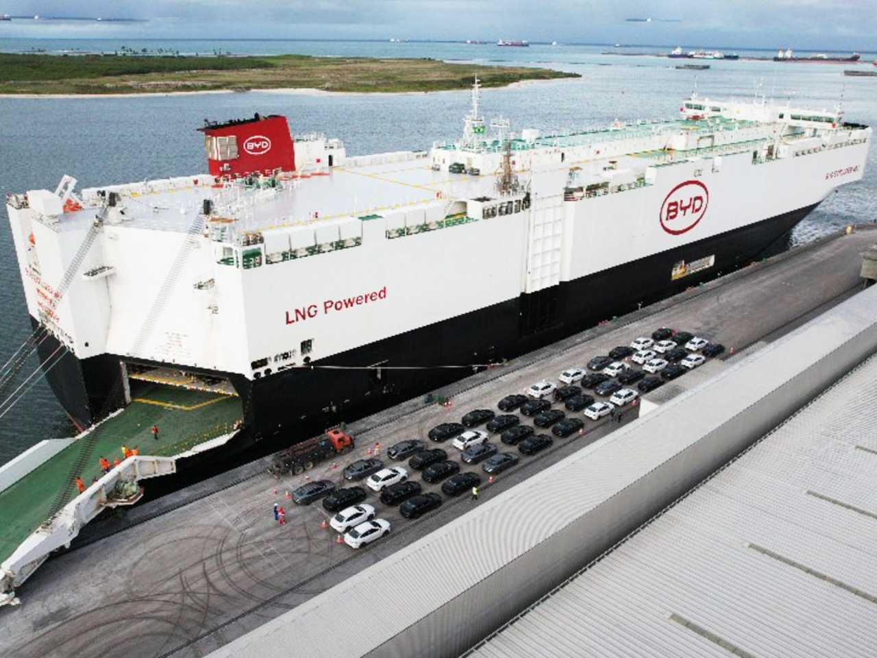 Navio da BYD traz lote de 5,5 mil unidades fabricadas na China para o Brasil