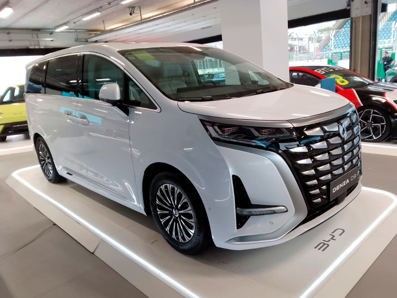 Denza D9 é minivan de luxo da BYD que chega ao Brasil em 2025 - AUTOO