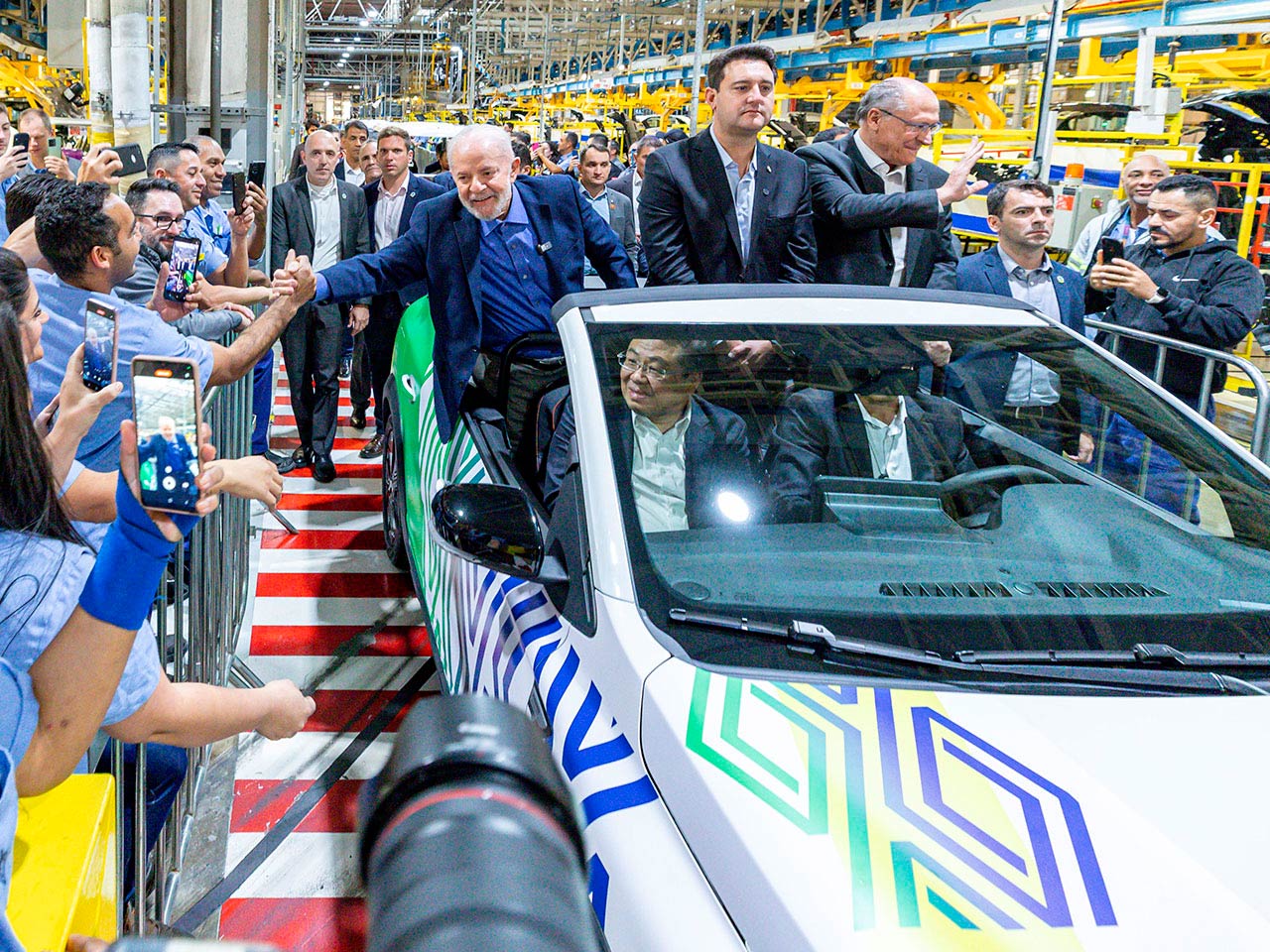 O presidente Lula com o governador do Paran Ratinho Jnior e o vice-presidente Geraldo Alckmin em desfile na fbrica da Renault