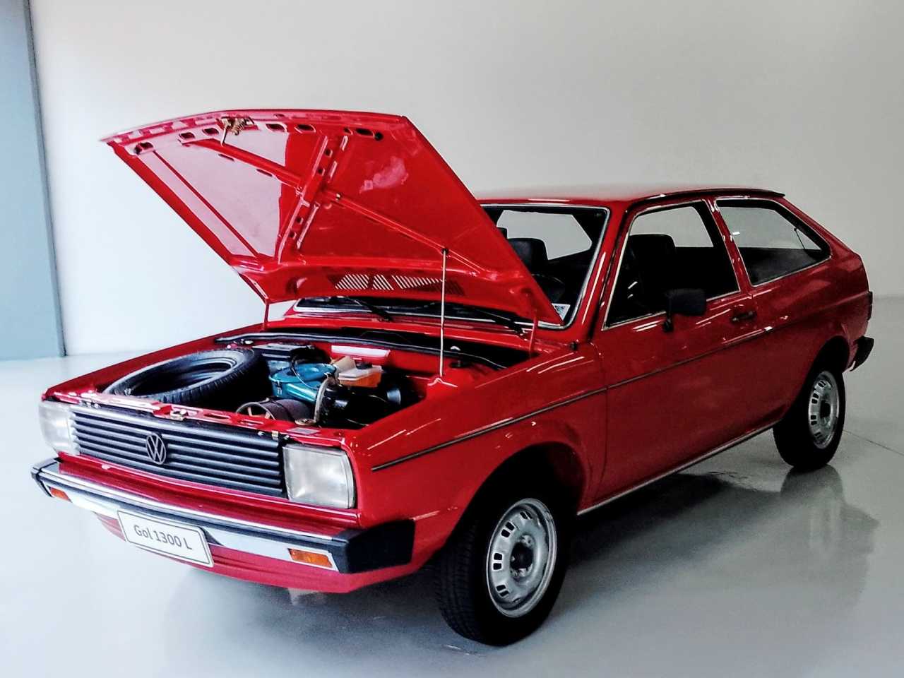 Volkswagen Gol 1980, com motor 1.3 refrigerado a ar, que foi oferecido apenas no primeiro ano de produo