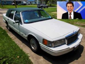 Conhea o carro preferido de Silvio Santos, o  Lincoln Town Car de capota verde