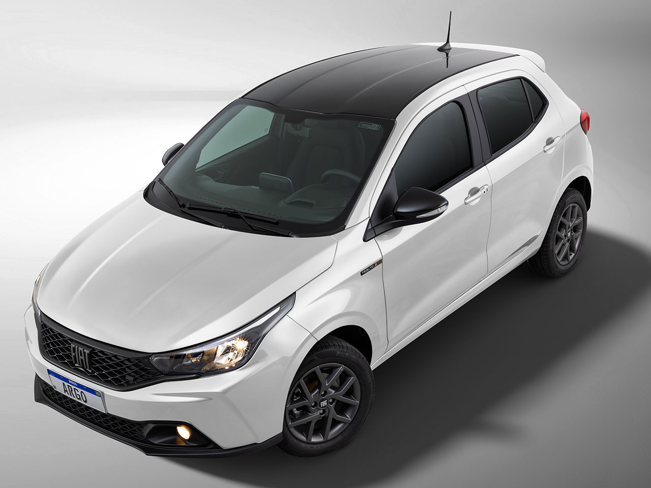 Fiat Argo Tributo 125 tem opção do branco perolizado e teto preto