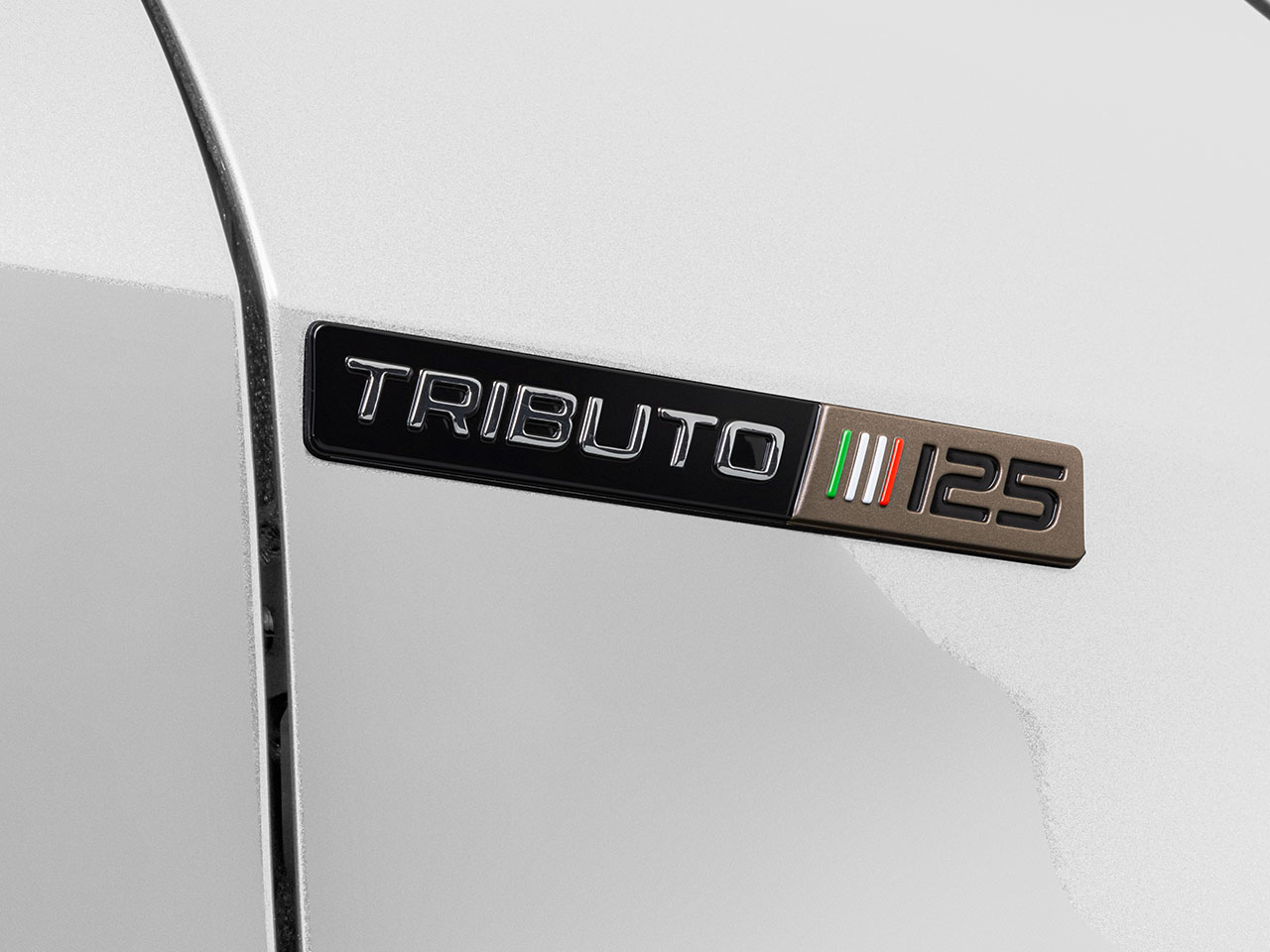 Badge colado nas laterais dos carros da srie Tributo 125