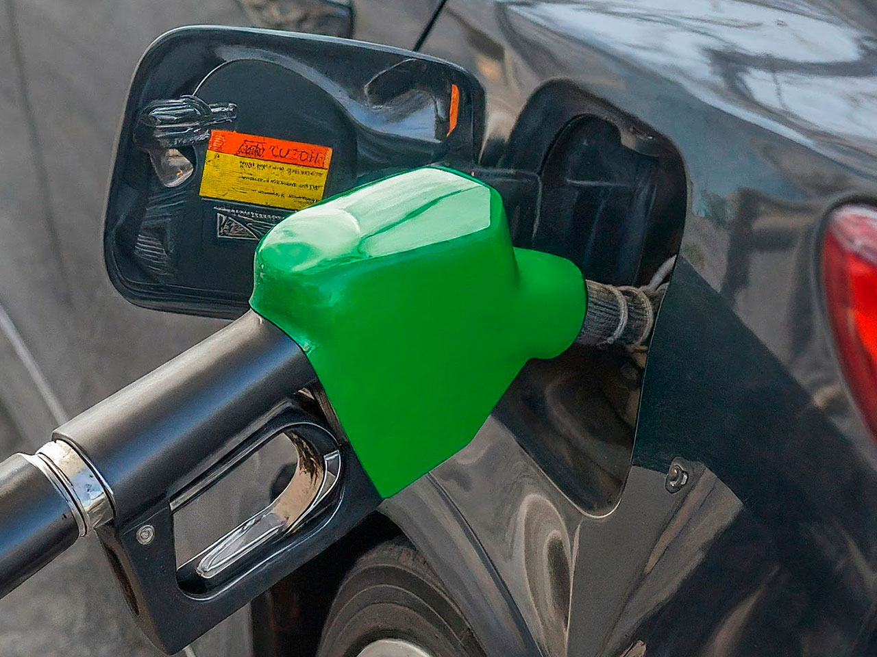 Carro sendo abastecido com etanol em posto de combustvel