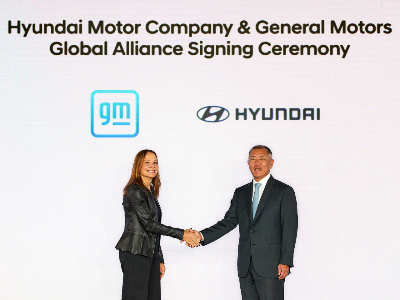 Os CEOs da GM e da Hyundai durante assinatura do acordo