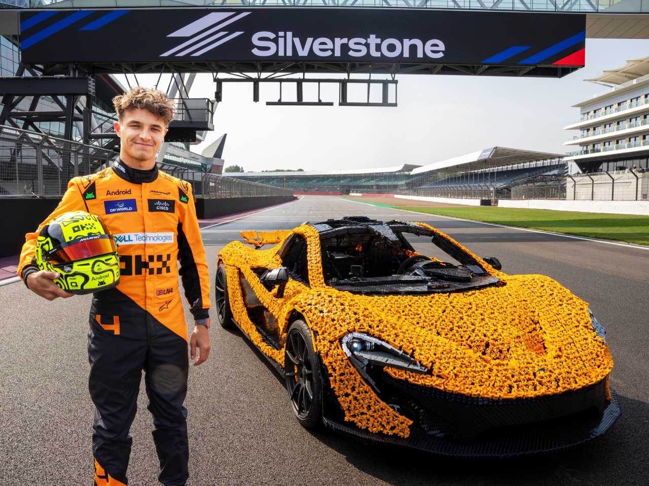 McLaren P1 feita de Lego e o piloto Lando Norris, no circuito de Silverstone, na Inglaterra