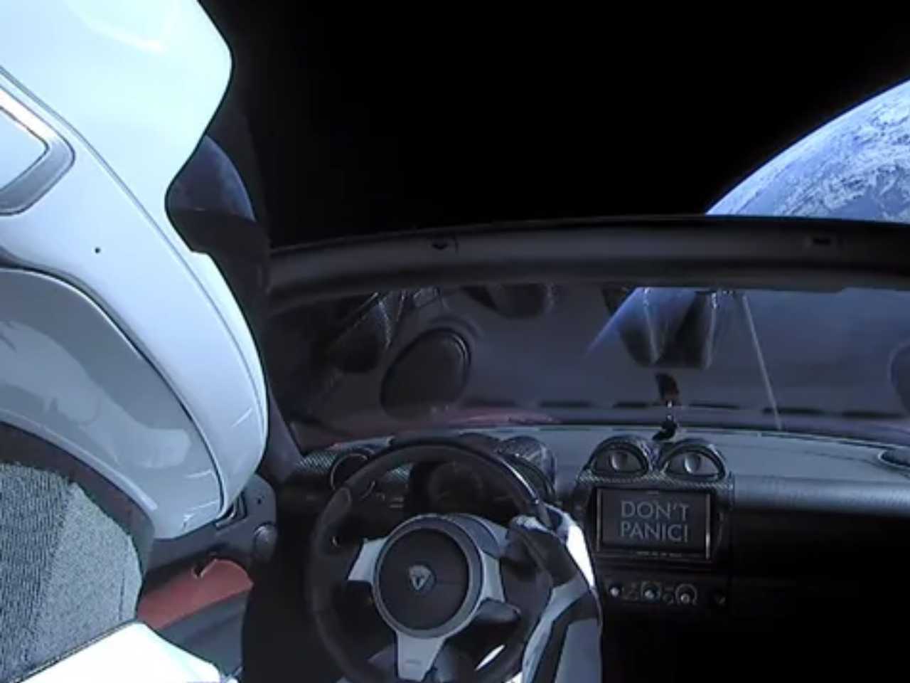 Manequim chamado Starman no banco do motorista