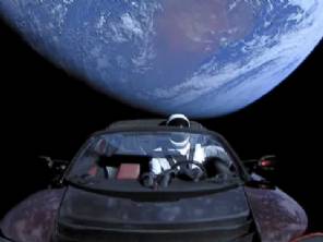 Por que tem um Tesla no espao? Carro de Elon Musk foi confundido com asteroide