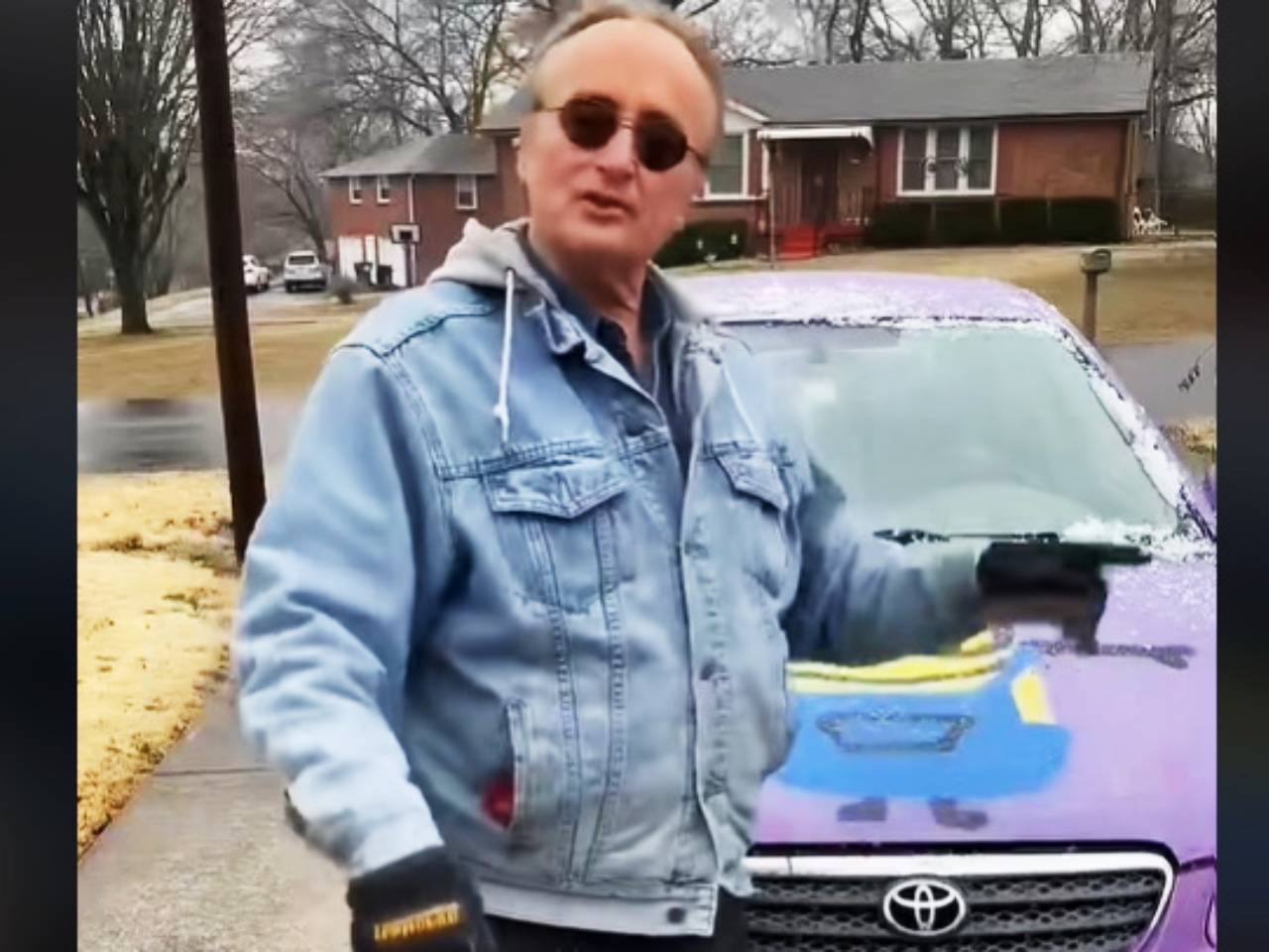 Homem mostra Corolla pintado de roxo com um Minion no cap no TikTok e diz que pagou US$ 2 pelo carro